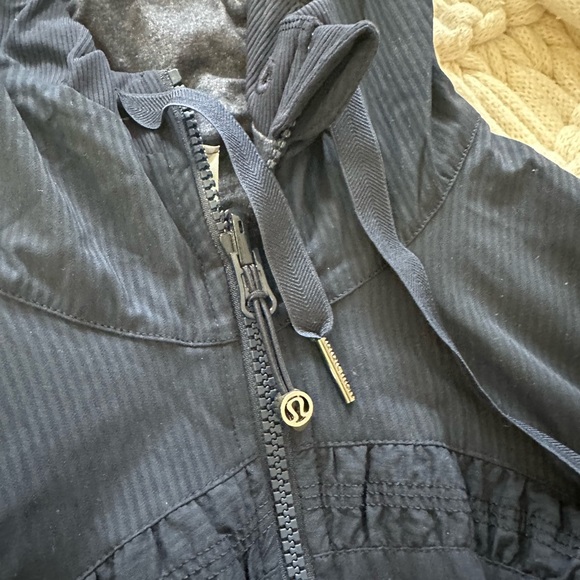 COPY - Women’s LULULEMON Navy Long-Sleeved Hooded Jacket Sz 8 WORN ONCE - Picture 12 of 14